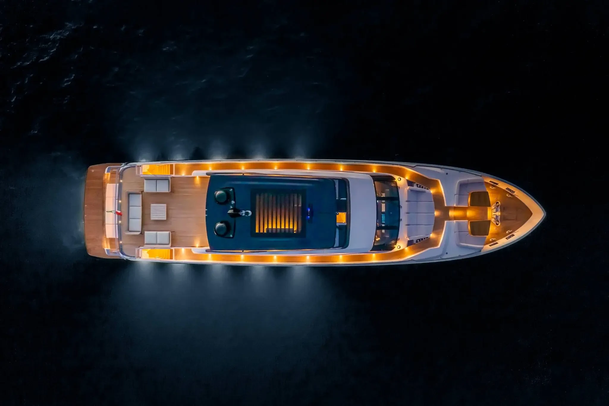 Ferretti 1000, luchtfoto jacht verlicht nacht