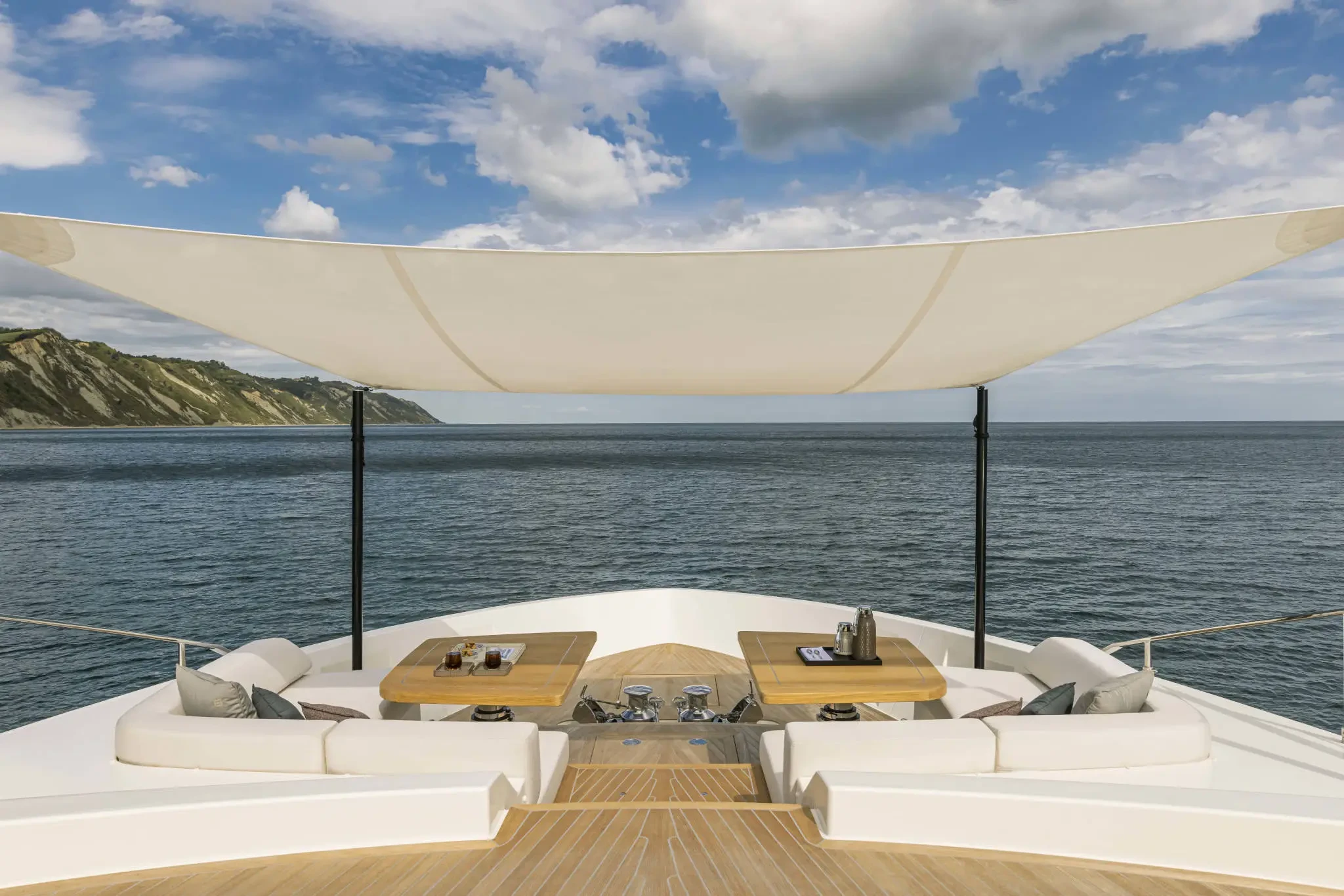 Ferretti 1000, voordek met loungebanken en zonnedak