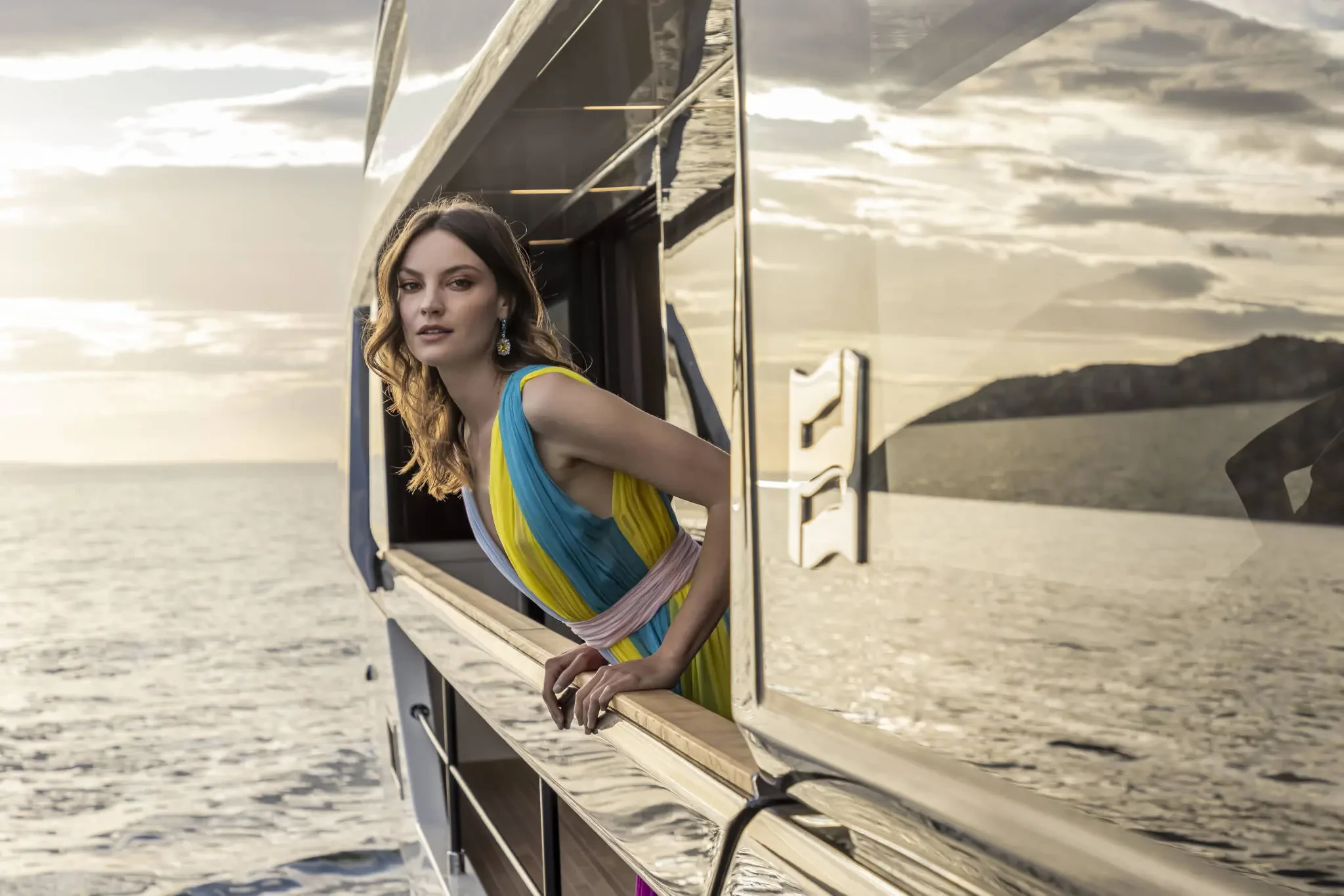 Ferretti 1000, vrouw leunt uit raam jacht