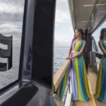 Ferretti 1000, vrouw op dek jurk