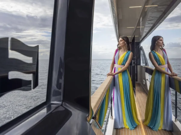 Ferretti 1000, vrouw op dek jurk