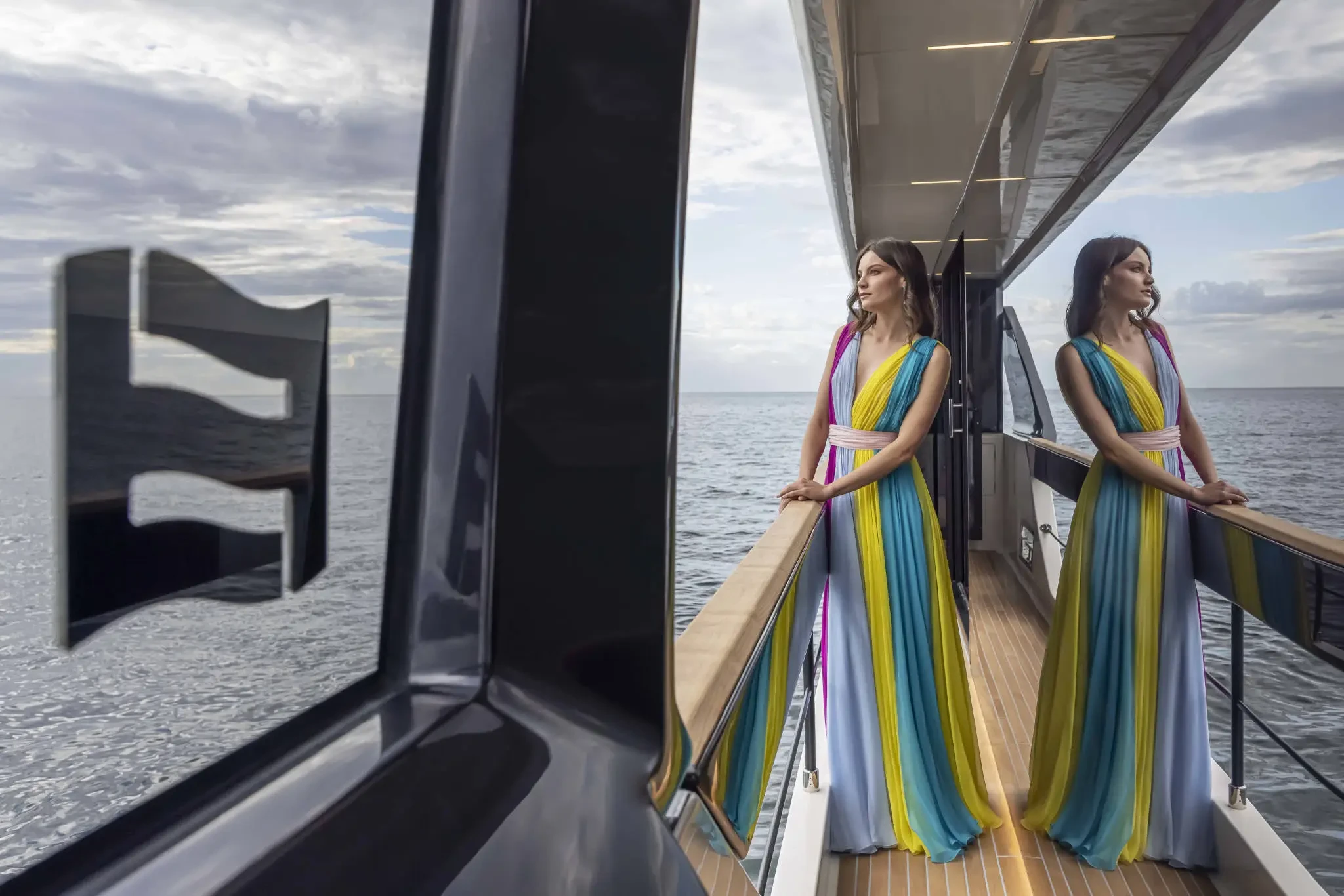 Ferretti 1000, vrouw op dek jurk