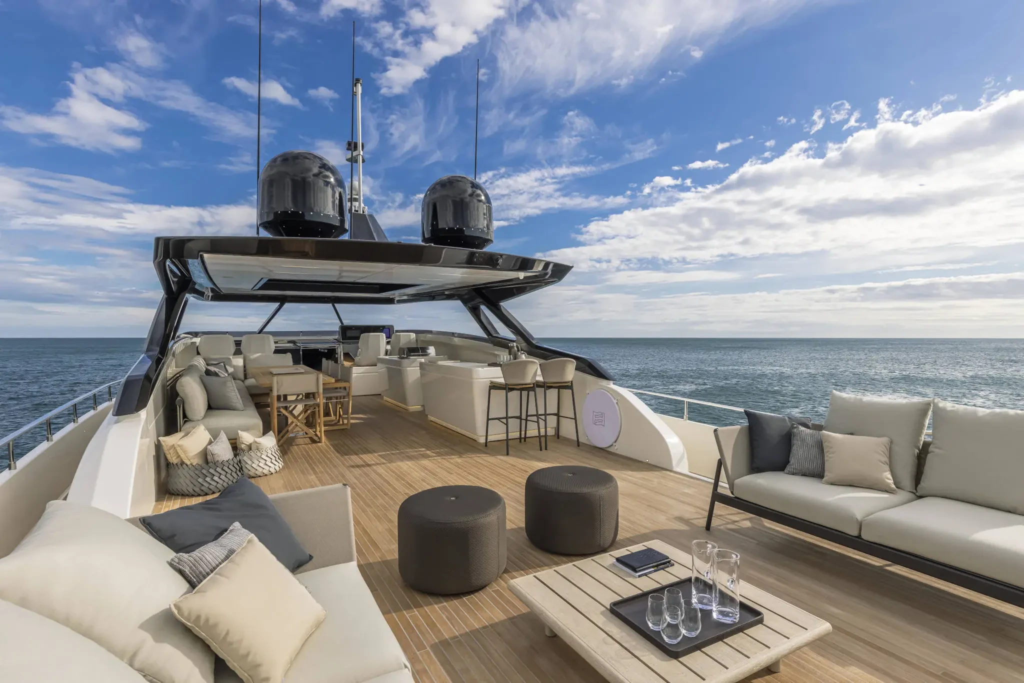 Ferretti 1000, zonnedek met loungebanken op boot