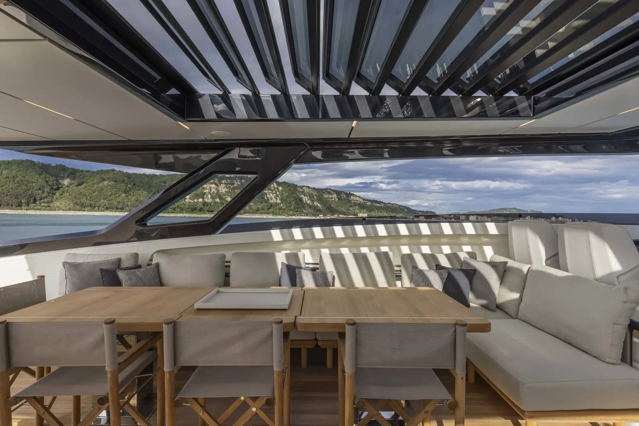 Ferretti 1000, lounge met tafel en zeezicht