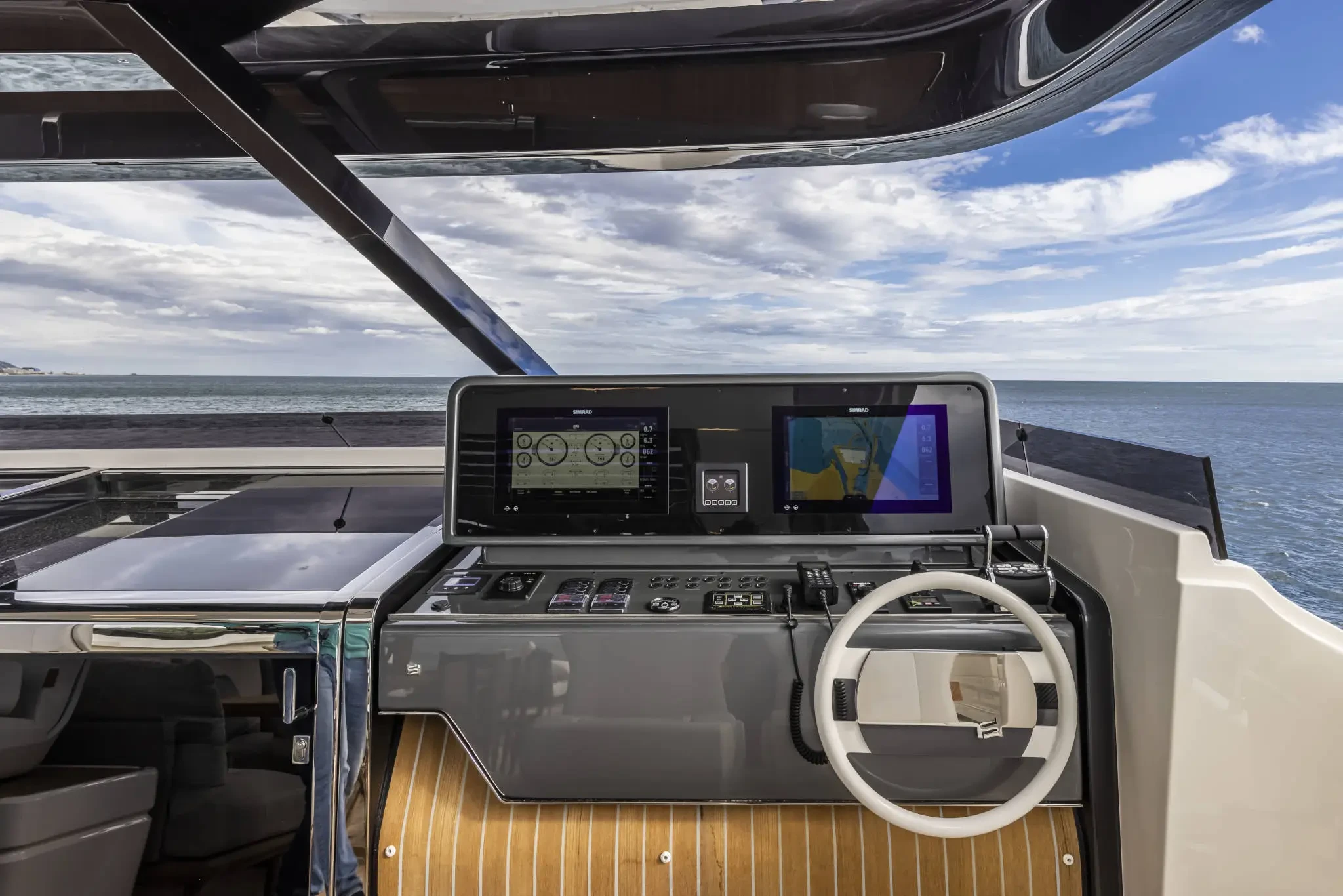 Ferretti 1000, stuurstand met navigatieschermen en stuurwiel