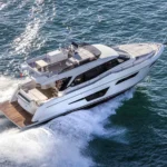 Ferretti 500, boot varend op zee met golven