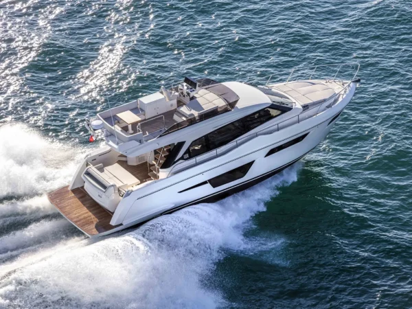 Ferretti 500, boot varend op zee met golven