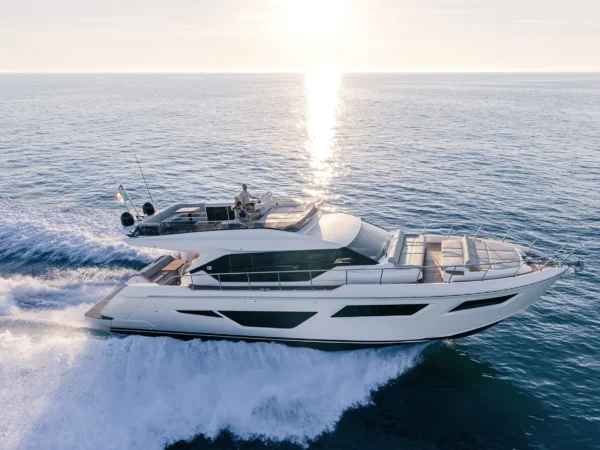Ferretti 580, jacht varend op zee