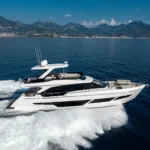 Ferretti 670, witte jacht varend op zee