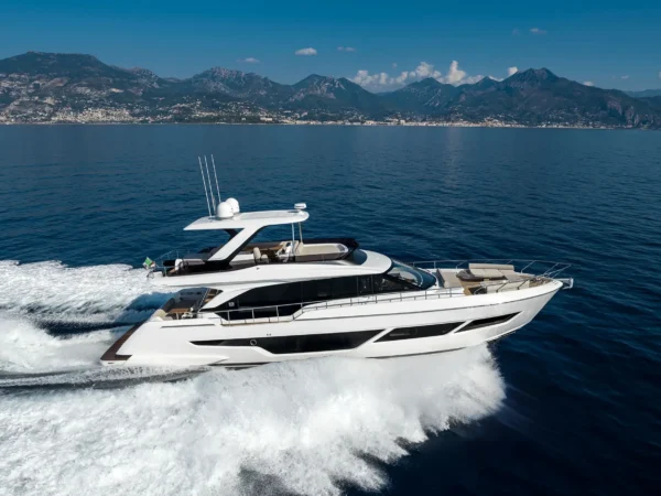 Ferretti 670, witte jacht varend op zee