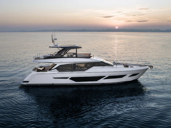 Ferretti 720, jacht op zee bij zonsondergang