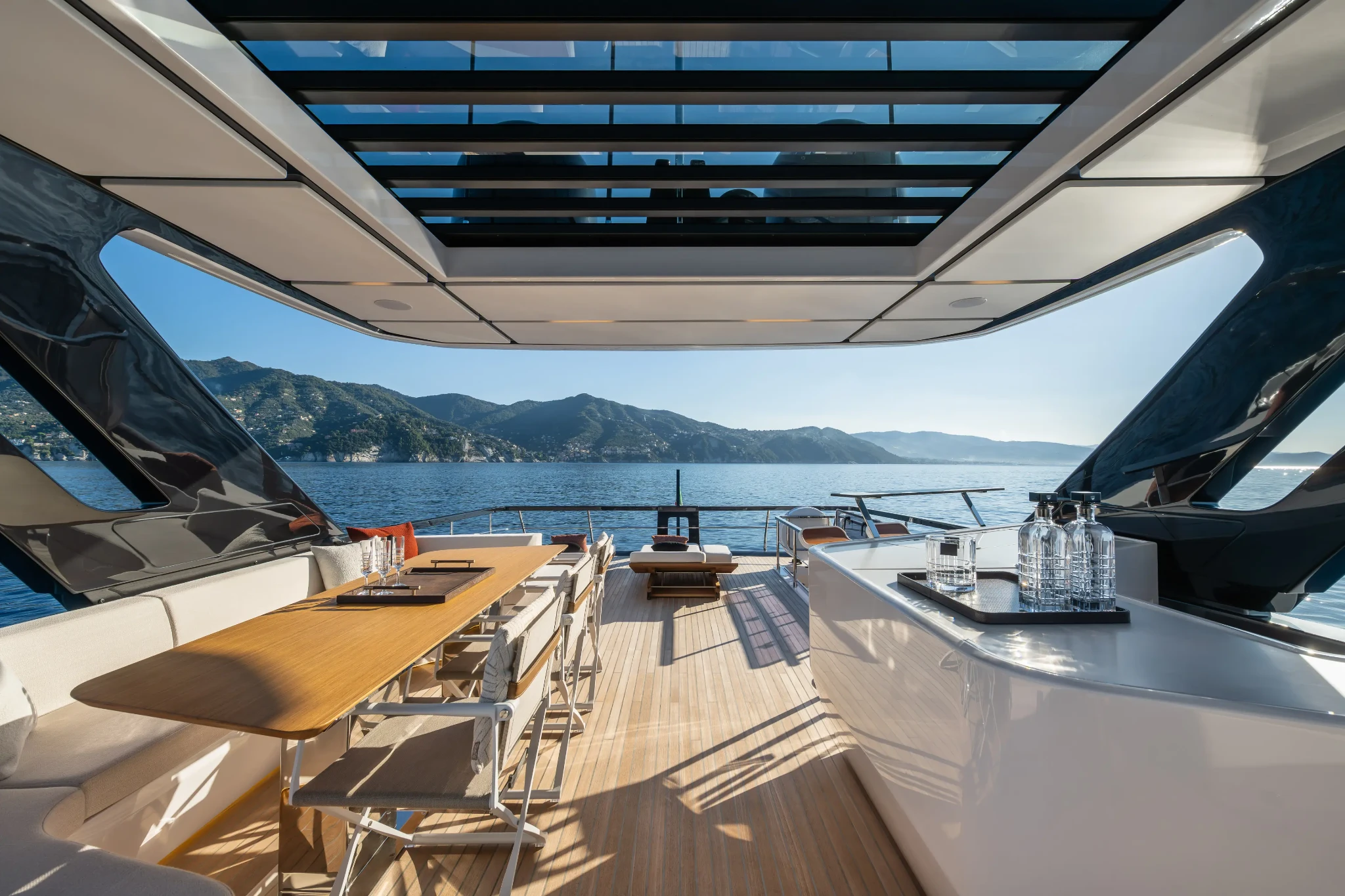 Ferretti 800, achterdek met eettafel en zeezicht