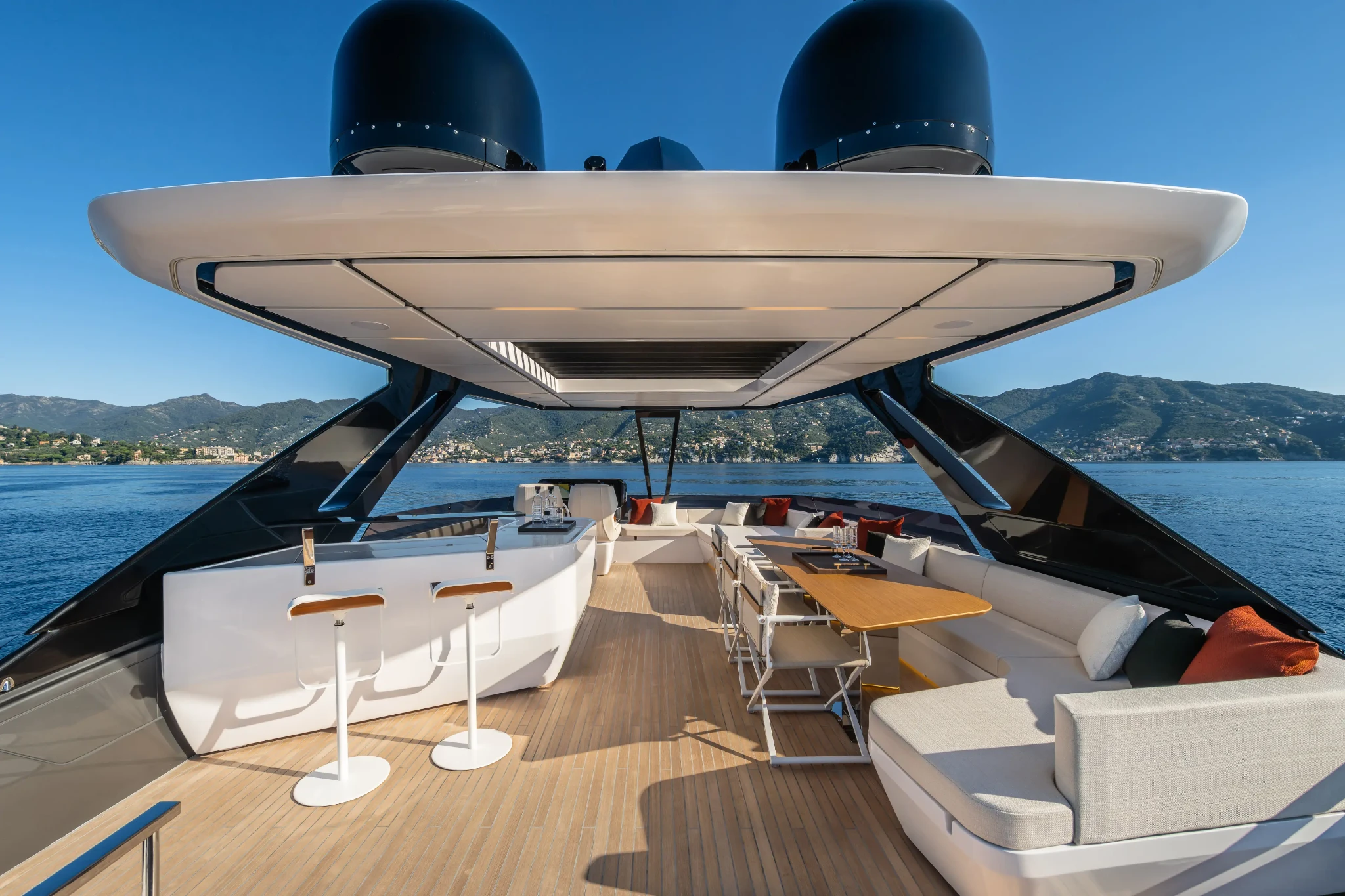 Ferretti 800, achterdek met loungebank en tafel