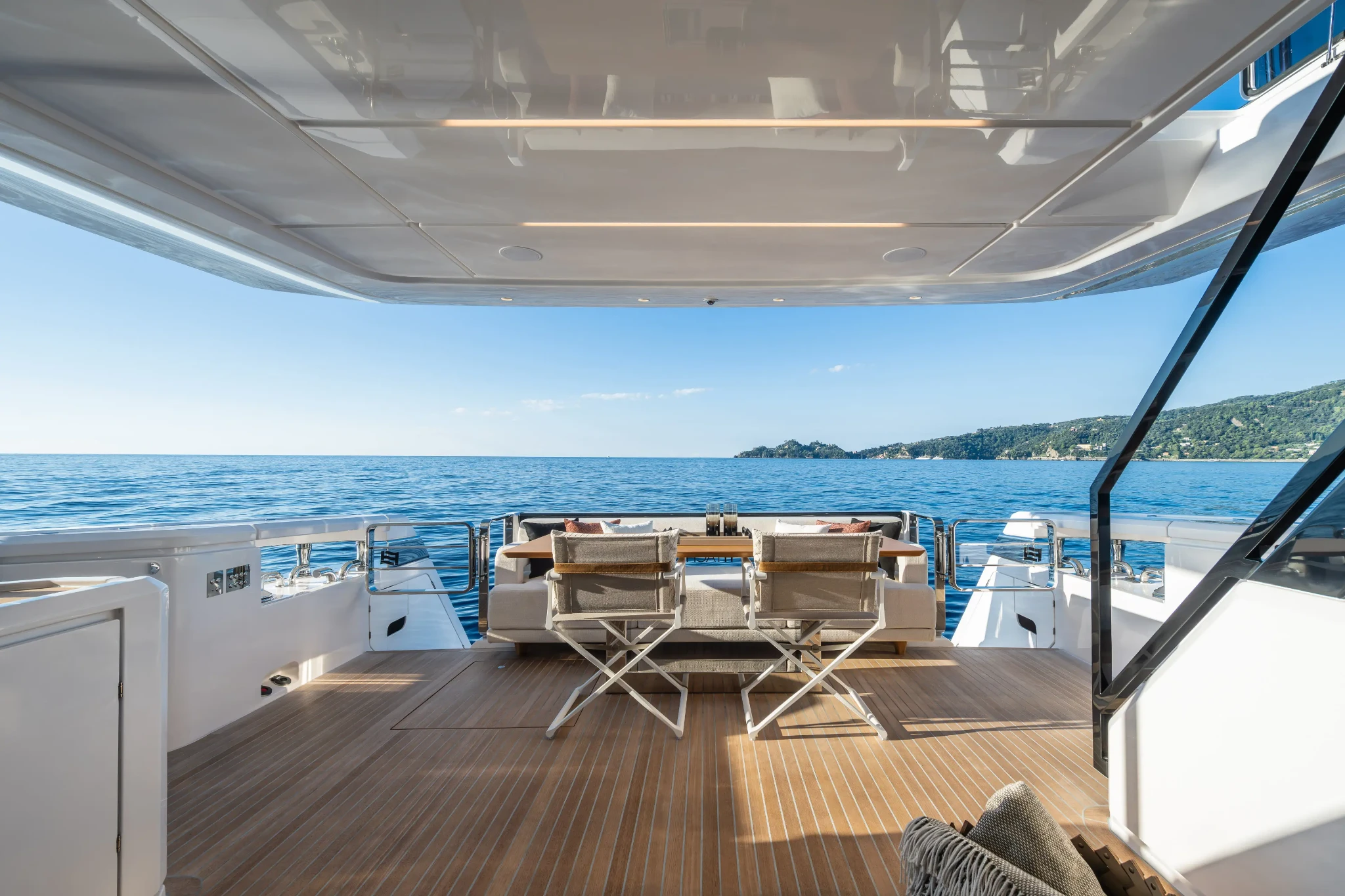 Ferretti 800, achterdek met loungebank en zeezicht