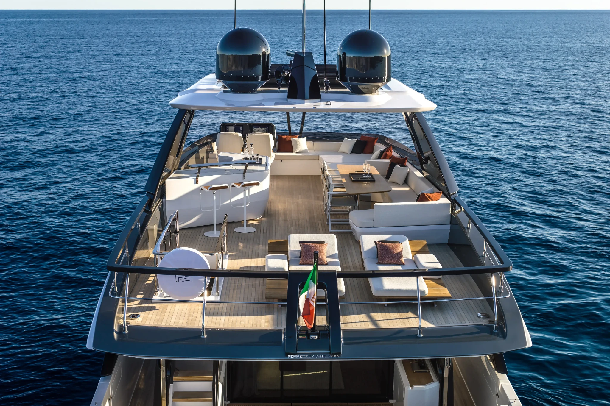 Ferretti 800, achterdek met loungebanken en zonnebedden
