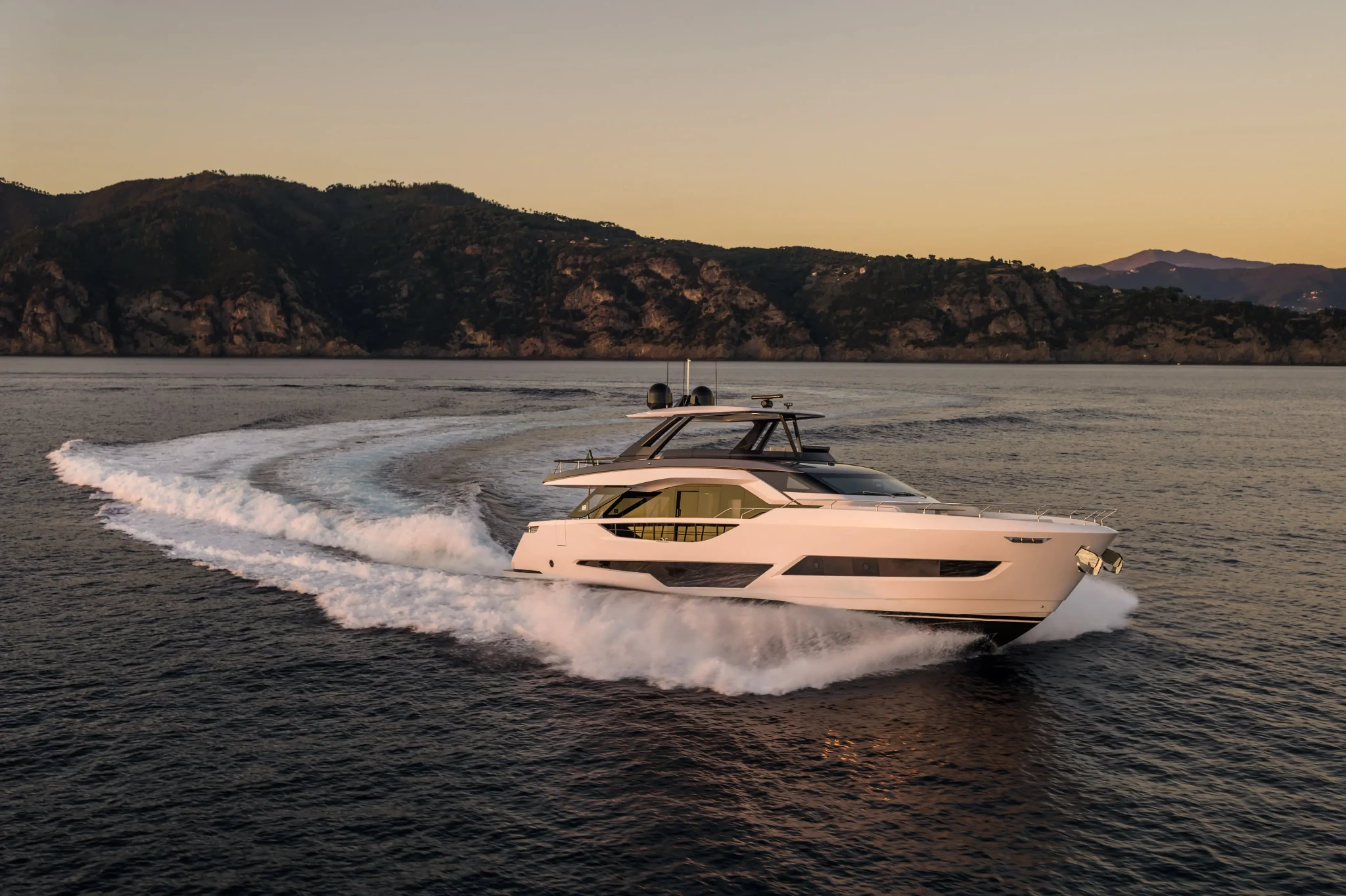 Ferretti 800, boot varend op zee bij zonsondergang