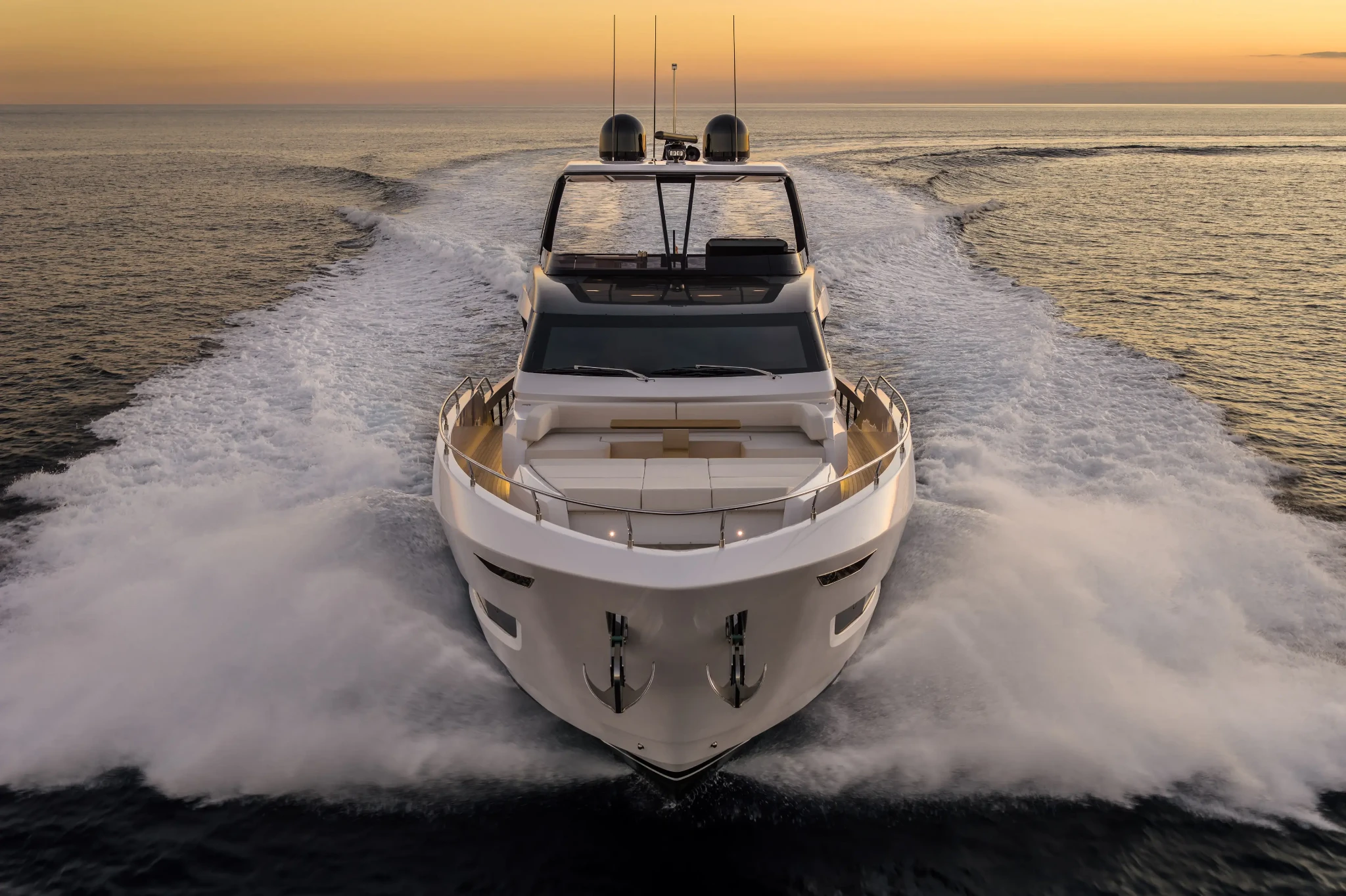 Ferretti 800, boot varend op zee bij zonsondergang