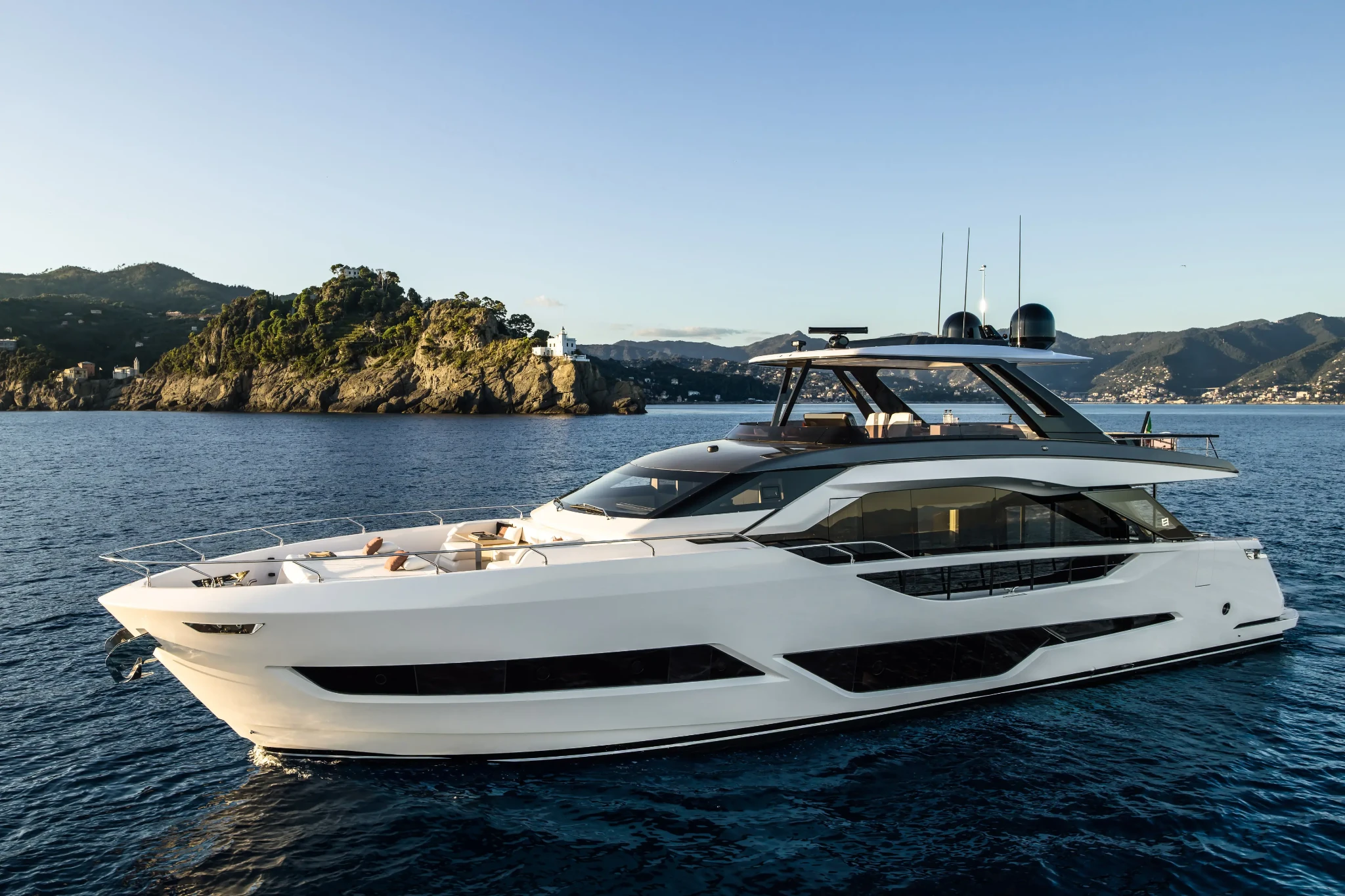 Ferretti 800, jacht op zee bij kust