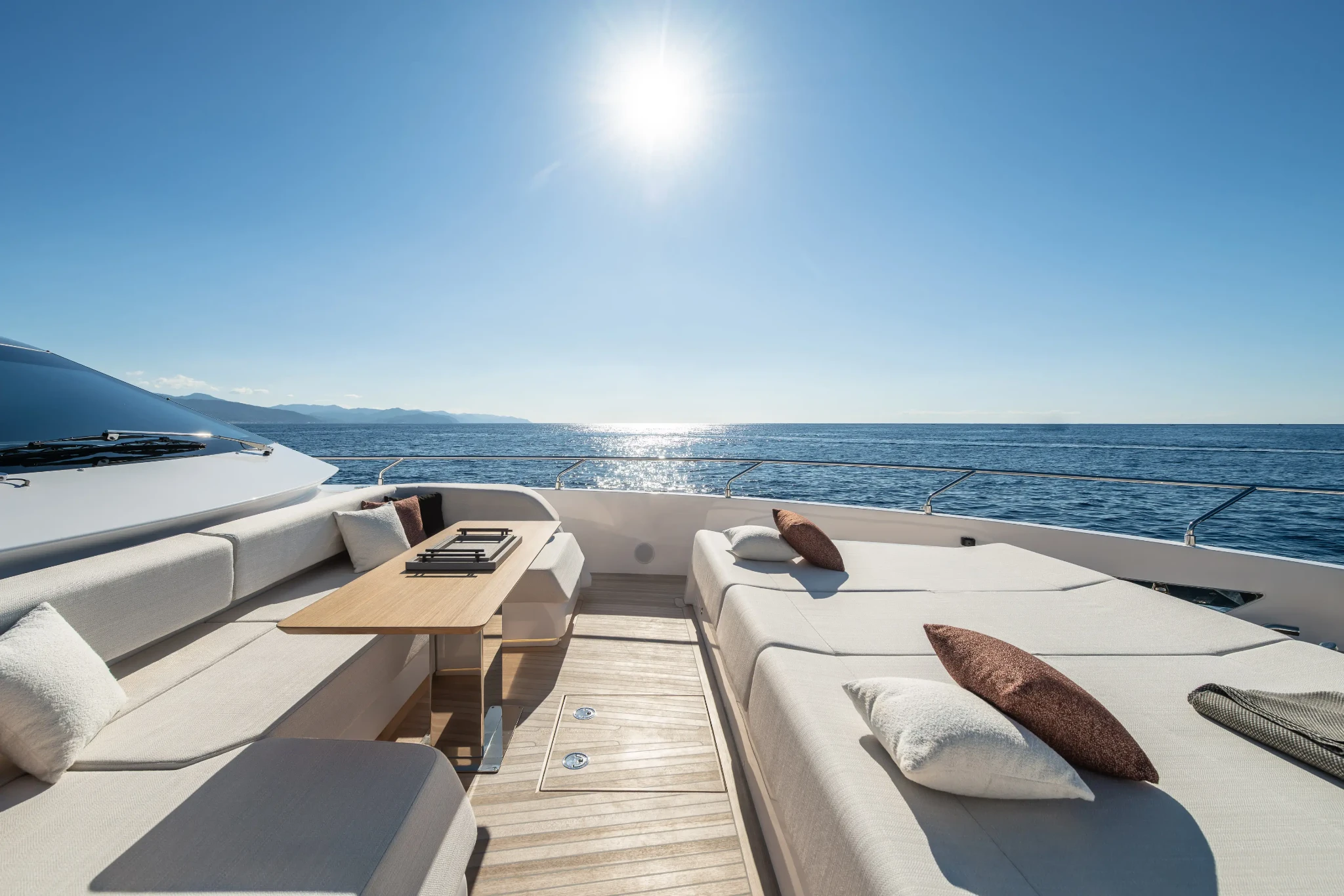 Ferretti 800, loungebank op voordek boot