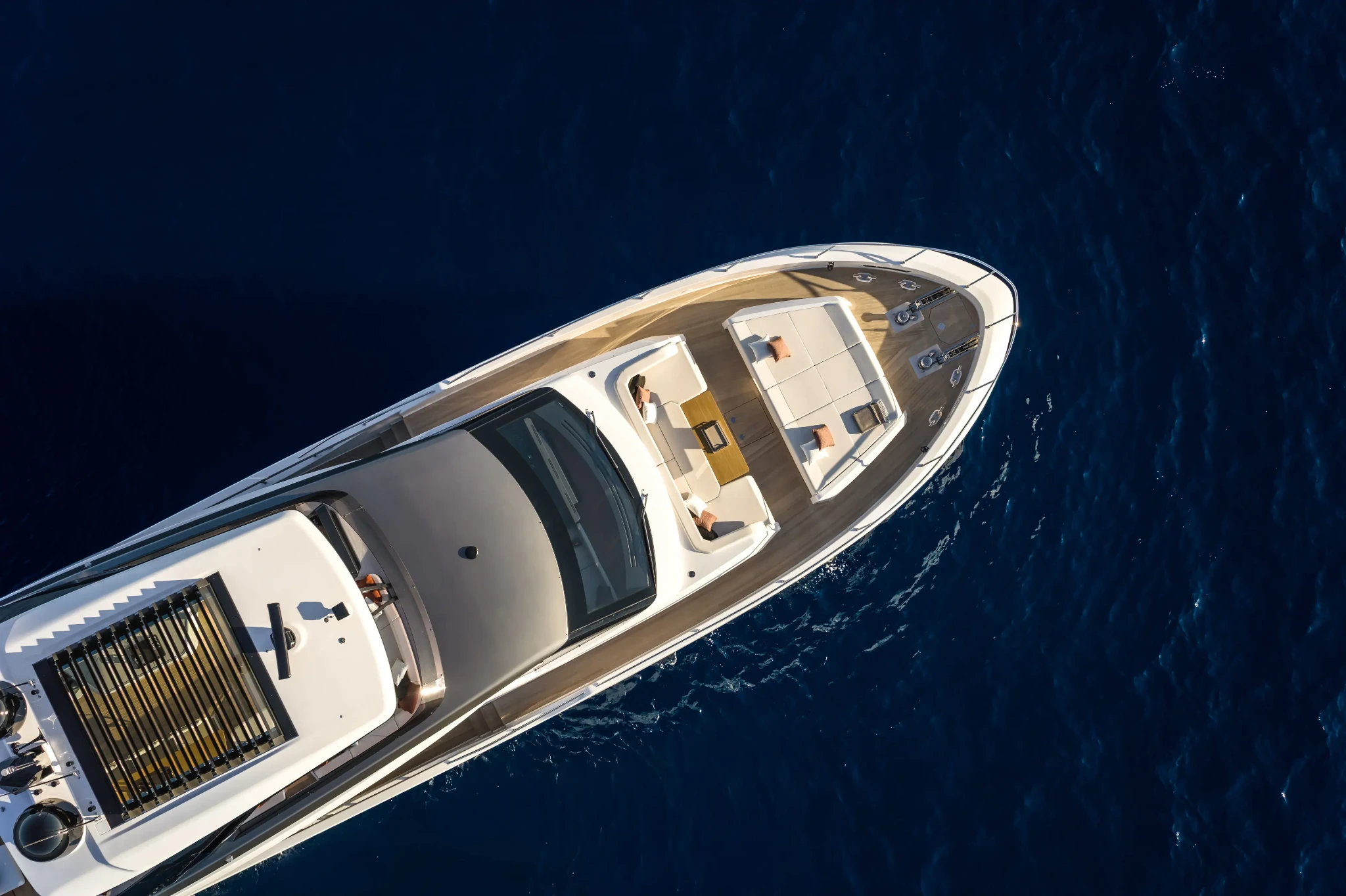 Ferretti 800, luchtfoto jacht met dek