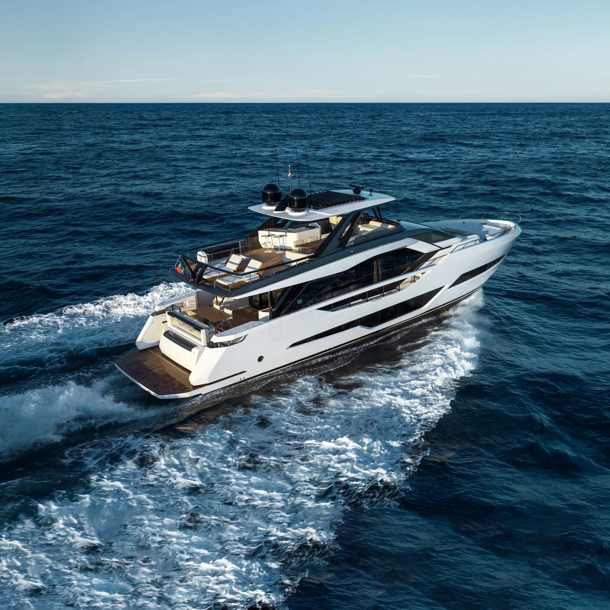 Ferretti 800, luxe jacht varend op zee