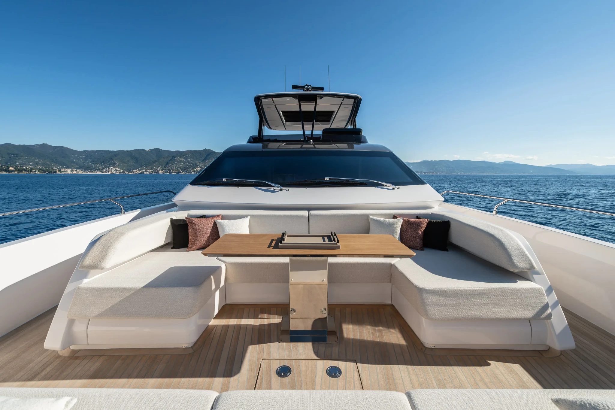 Ferretti 800, voordek met lounge zitbank
