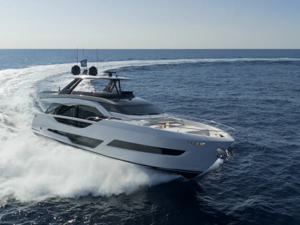 Ferretti 800, witte jacht varend op zee