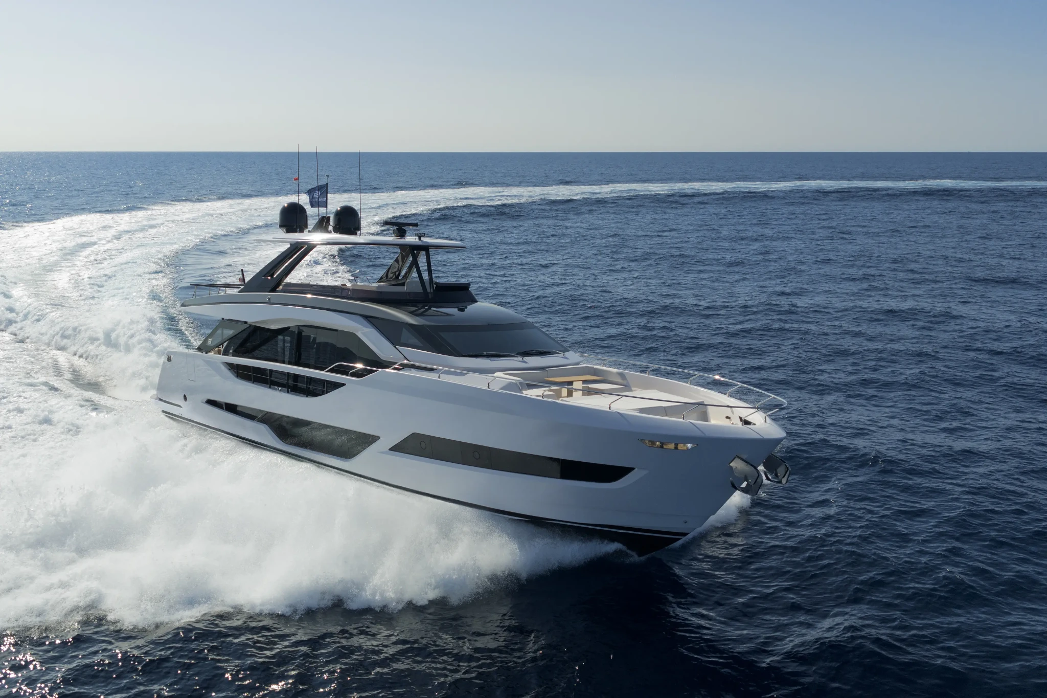 Ferretti 800, witte jacht varend op zee