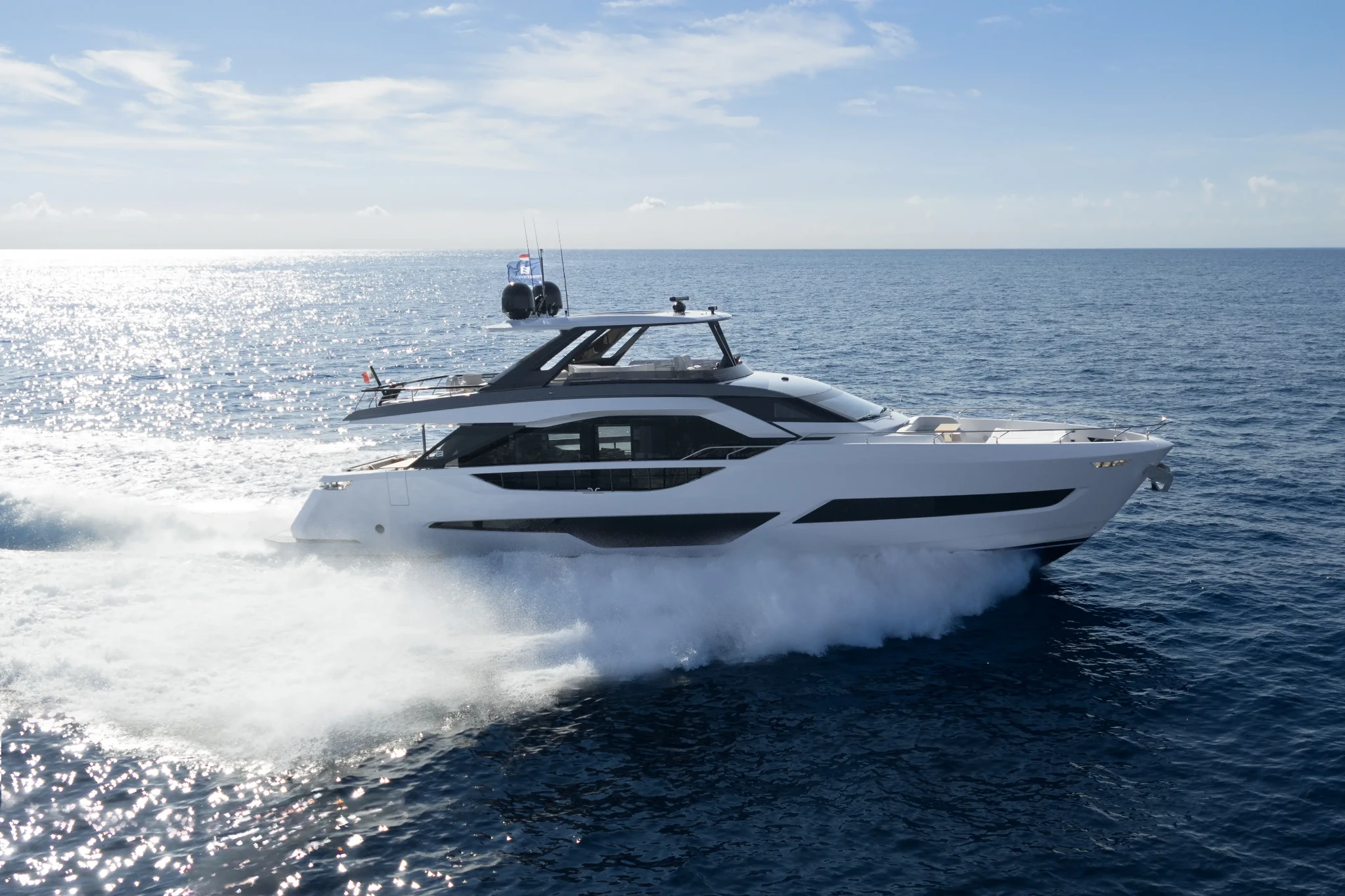 Ferretti 800, witte motorboot vaart op zee