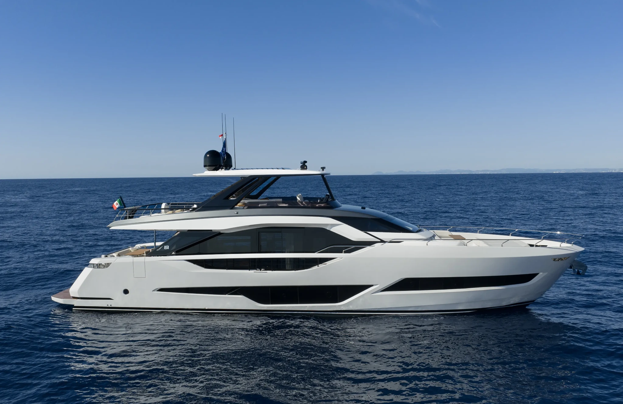 Ferretti 800, witte motorjacht op zee