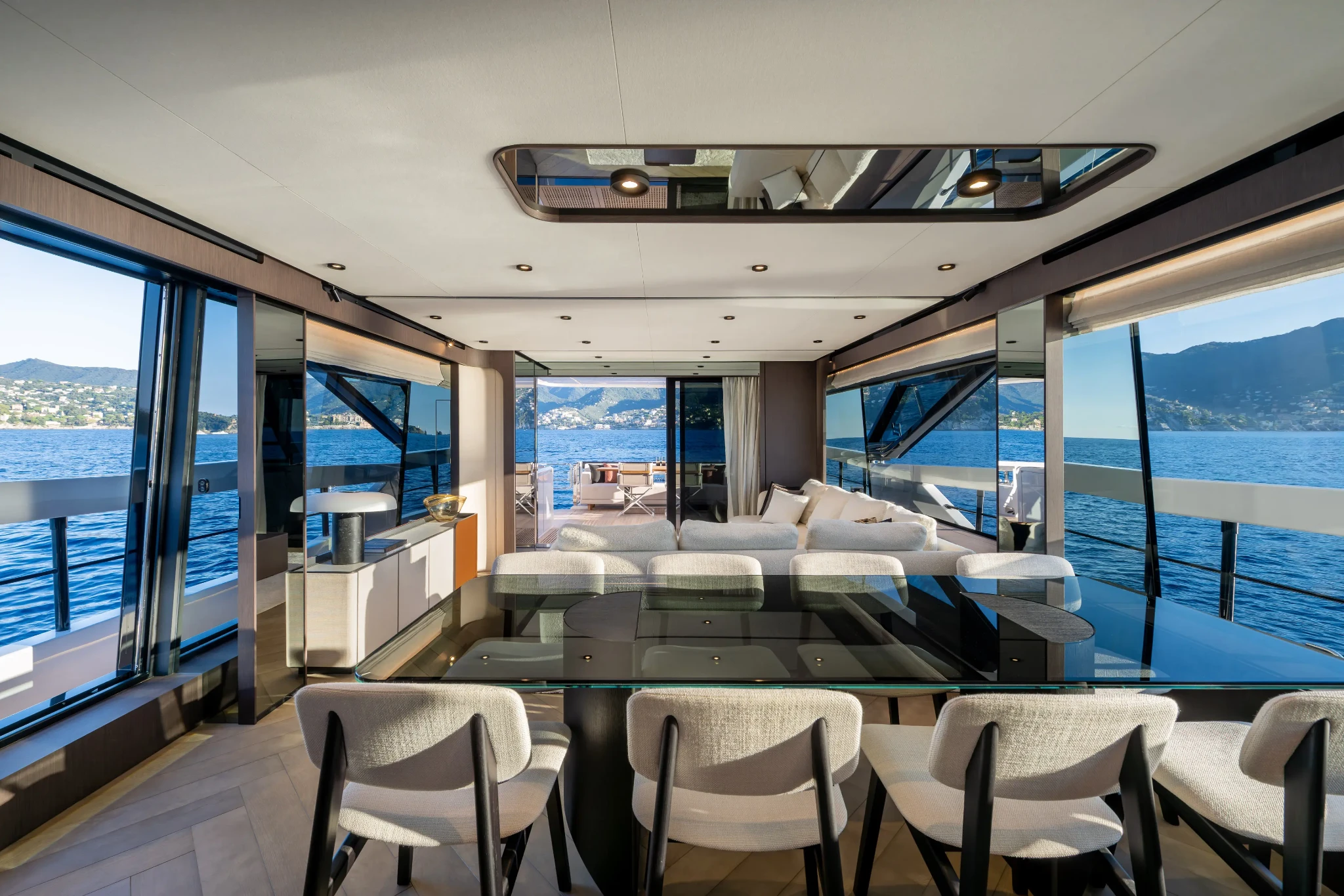 Ferretti 800, eetkamer met zicht op zee