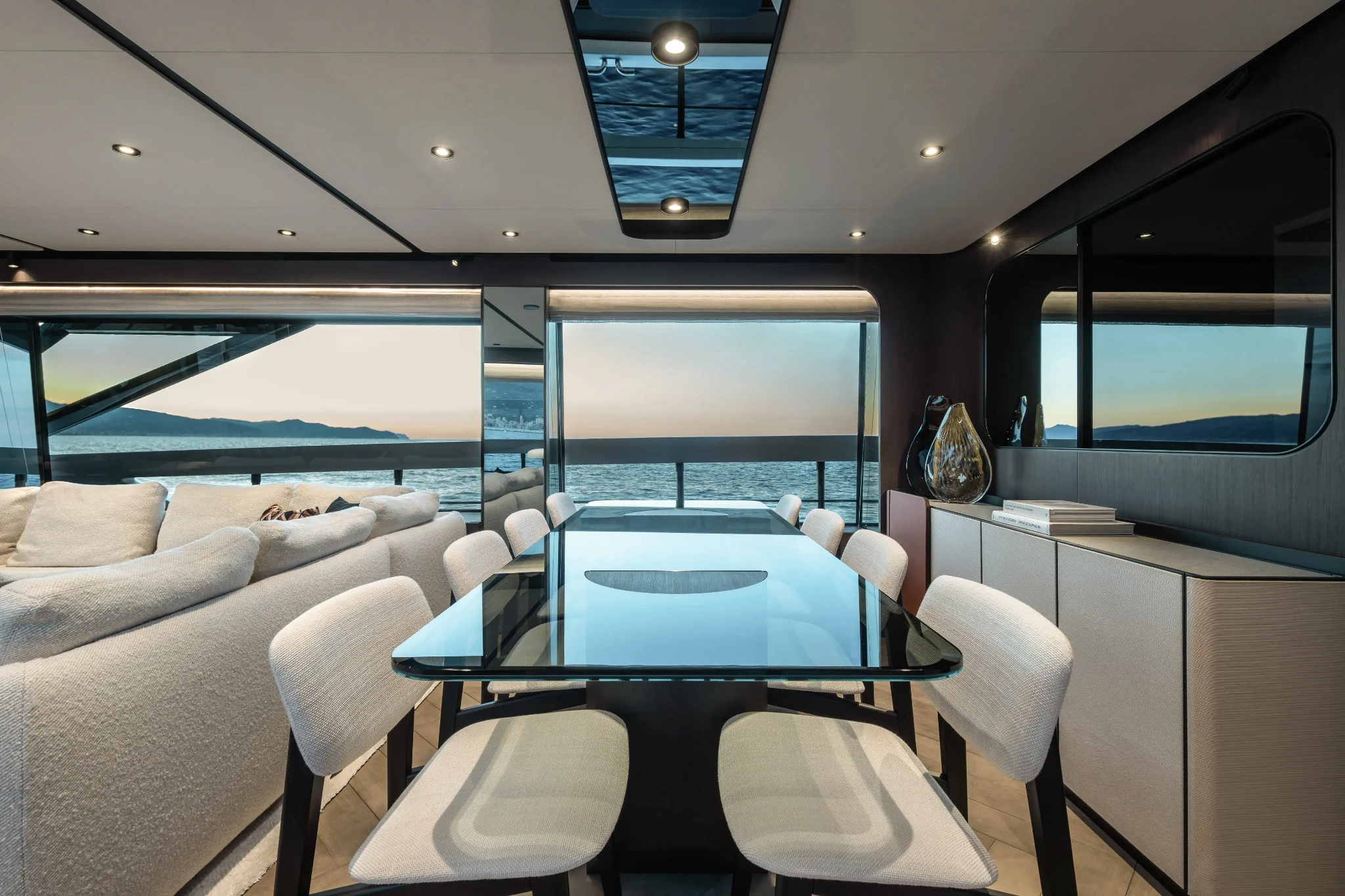 Ferretti 800, eetkamer met zicht op zee