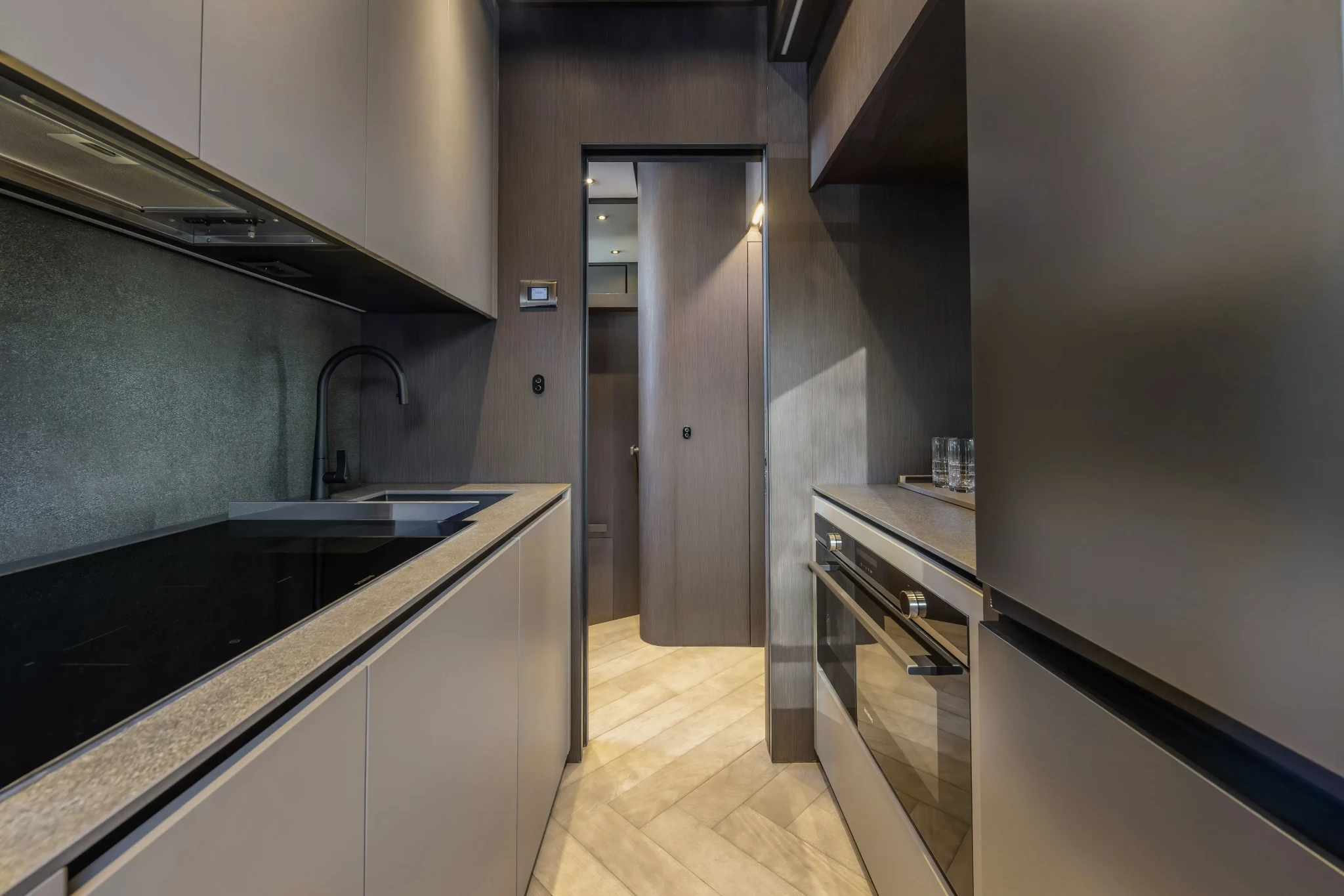 Ferretti 800, keuken met kookplaat en oven
