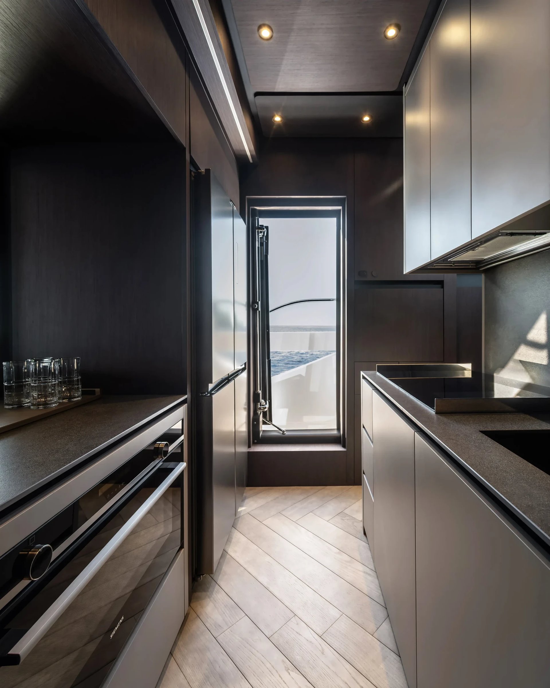 Ferretti 800, keuken met rvs apparatuur