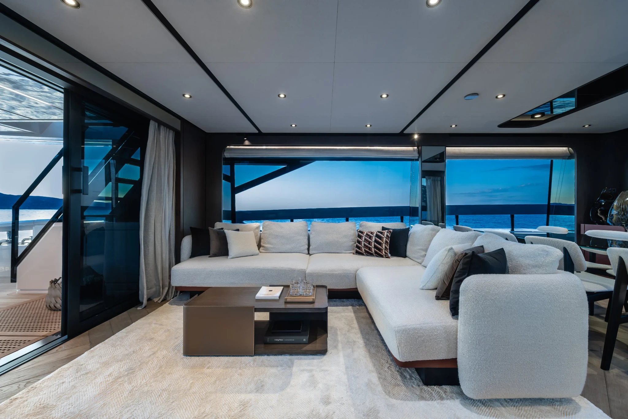 Ferretti 800, lounge met bank en zeezicht