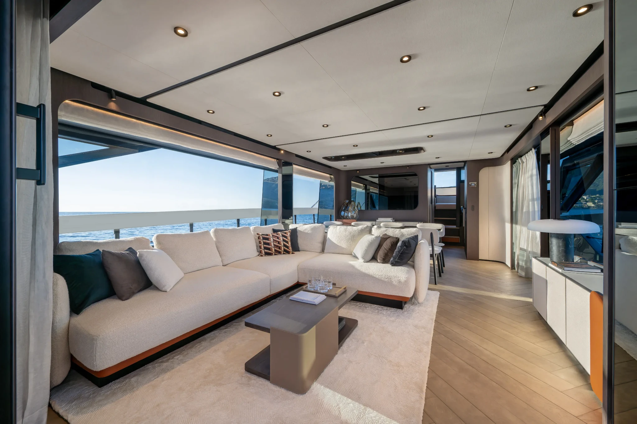 Ferretti 800, luxe lounge met bank en zeezicht