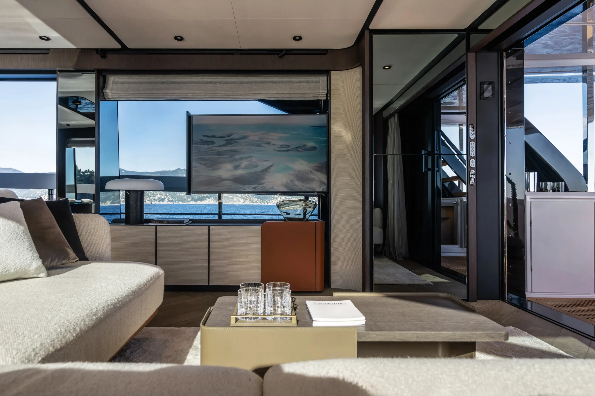 Ferretti 800, luxe woonkamer met zeezicht