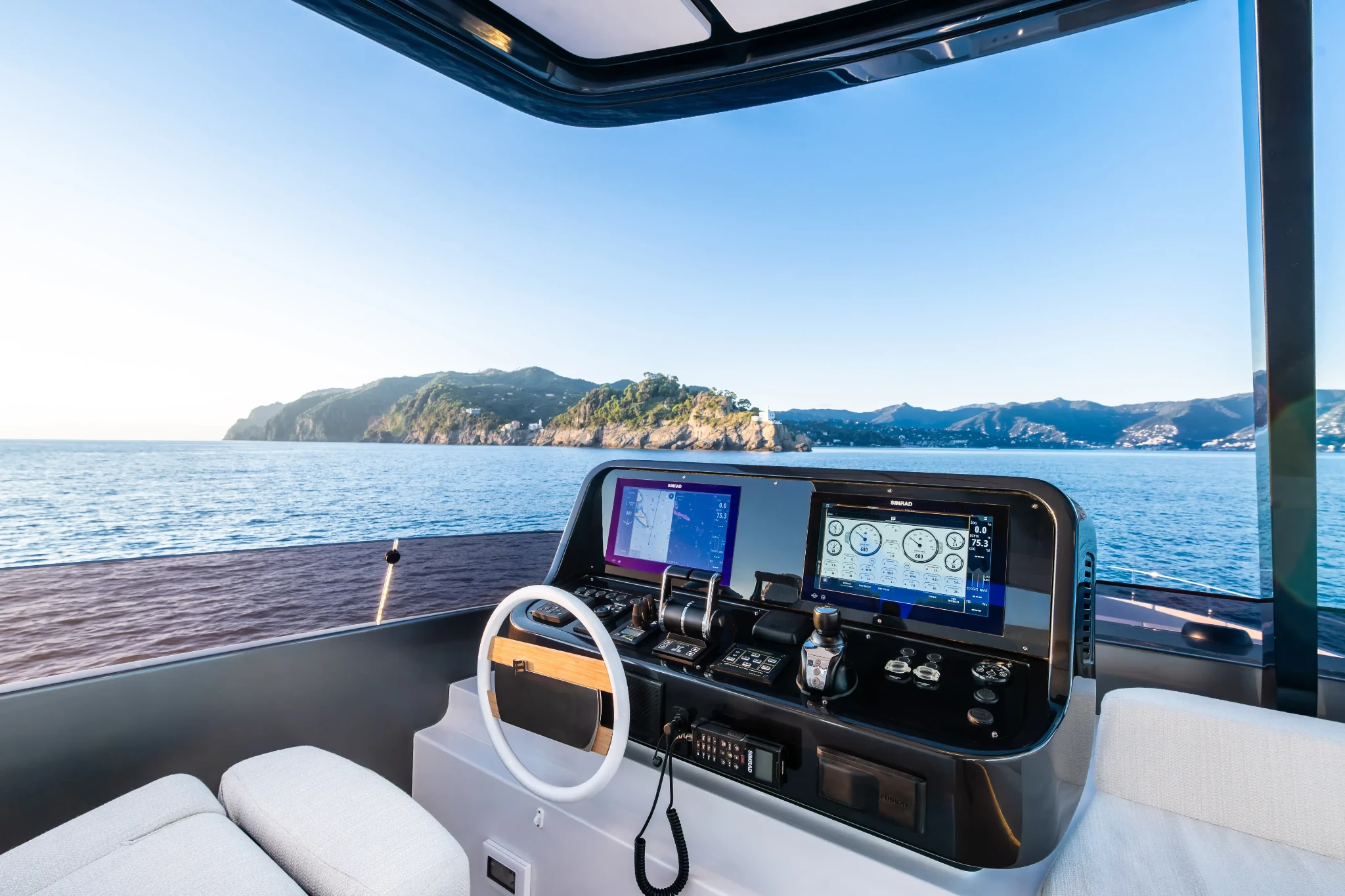 Ferretti 800, stuurstand met navigatiescherm en uitzicht