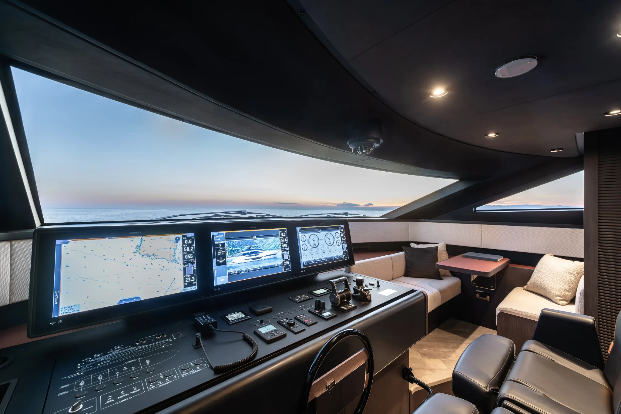 Ferretti 800, stuurstand met navigatieschermen en zitbank