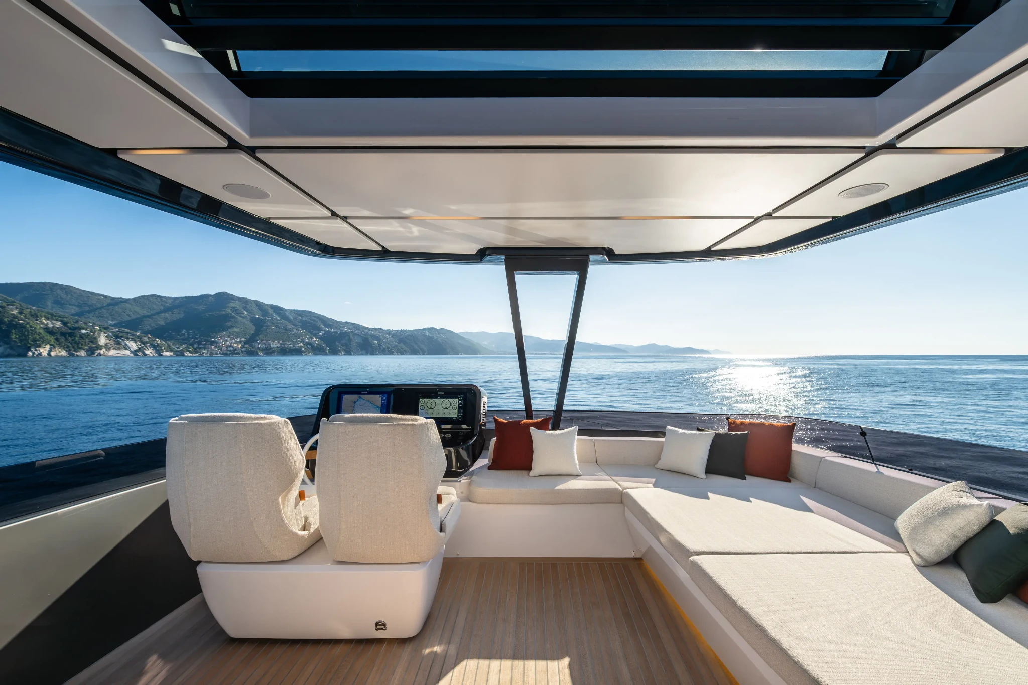 Ferretti 800, stuurstand met zitbank en zeezicht