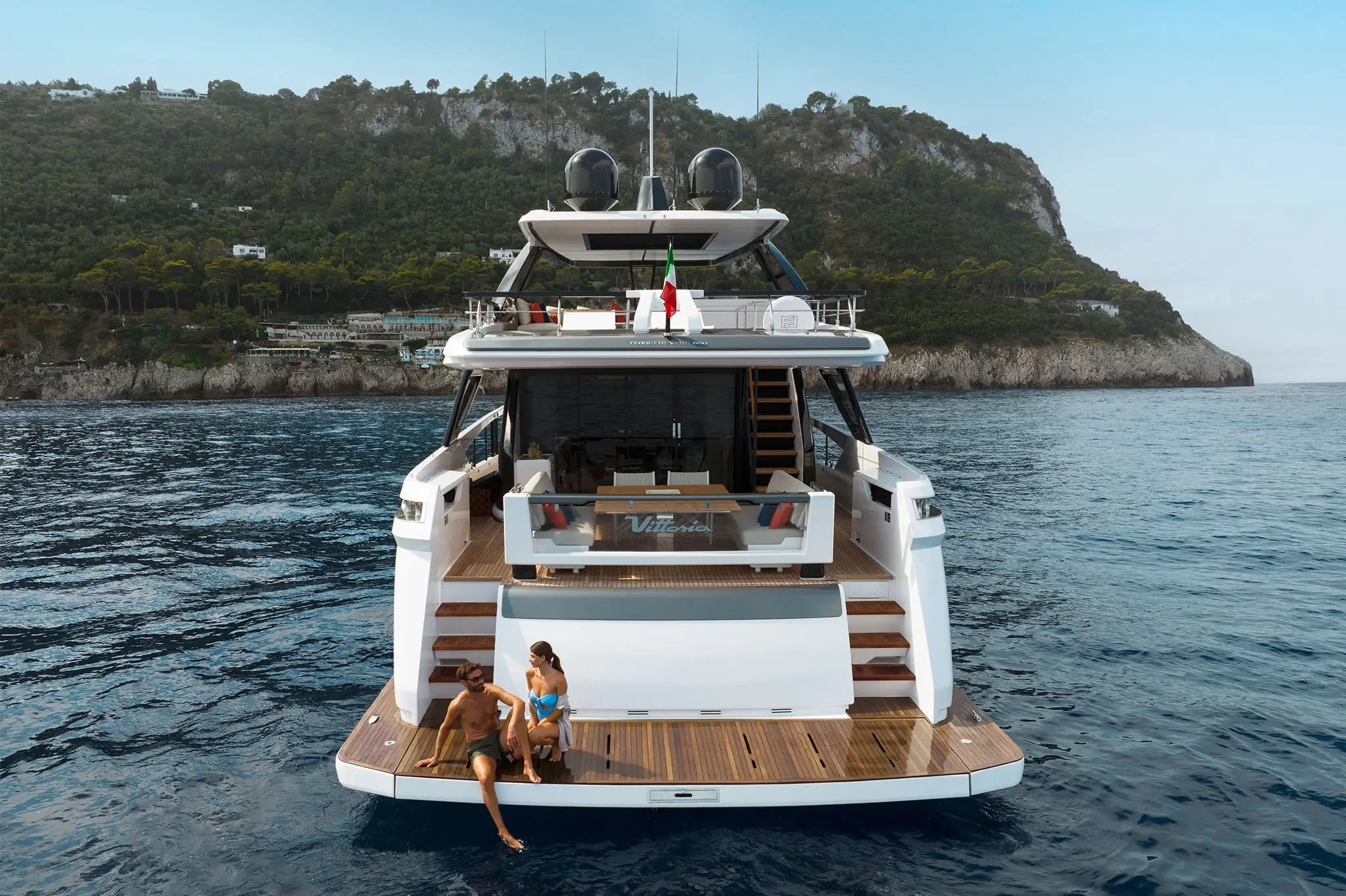 Ferretti 860, achteraanzicht jacht met zwemplatform