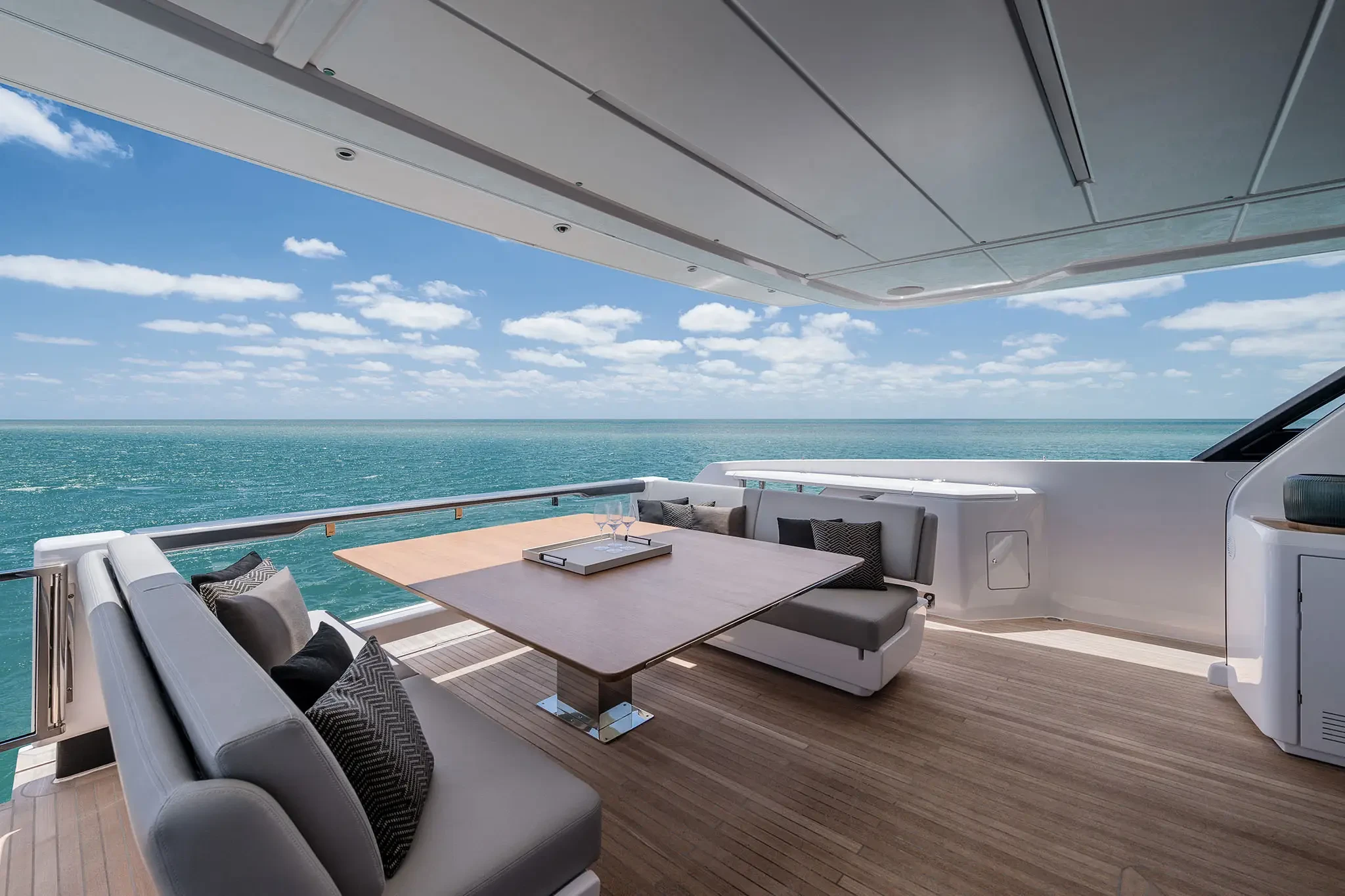 Ferretti 860, achterdek met loungebank en tafel