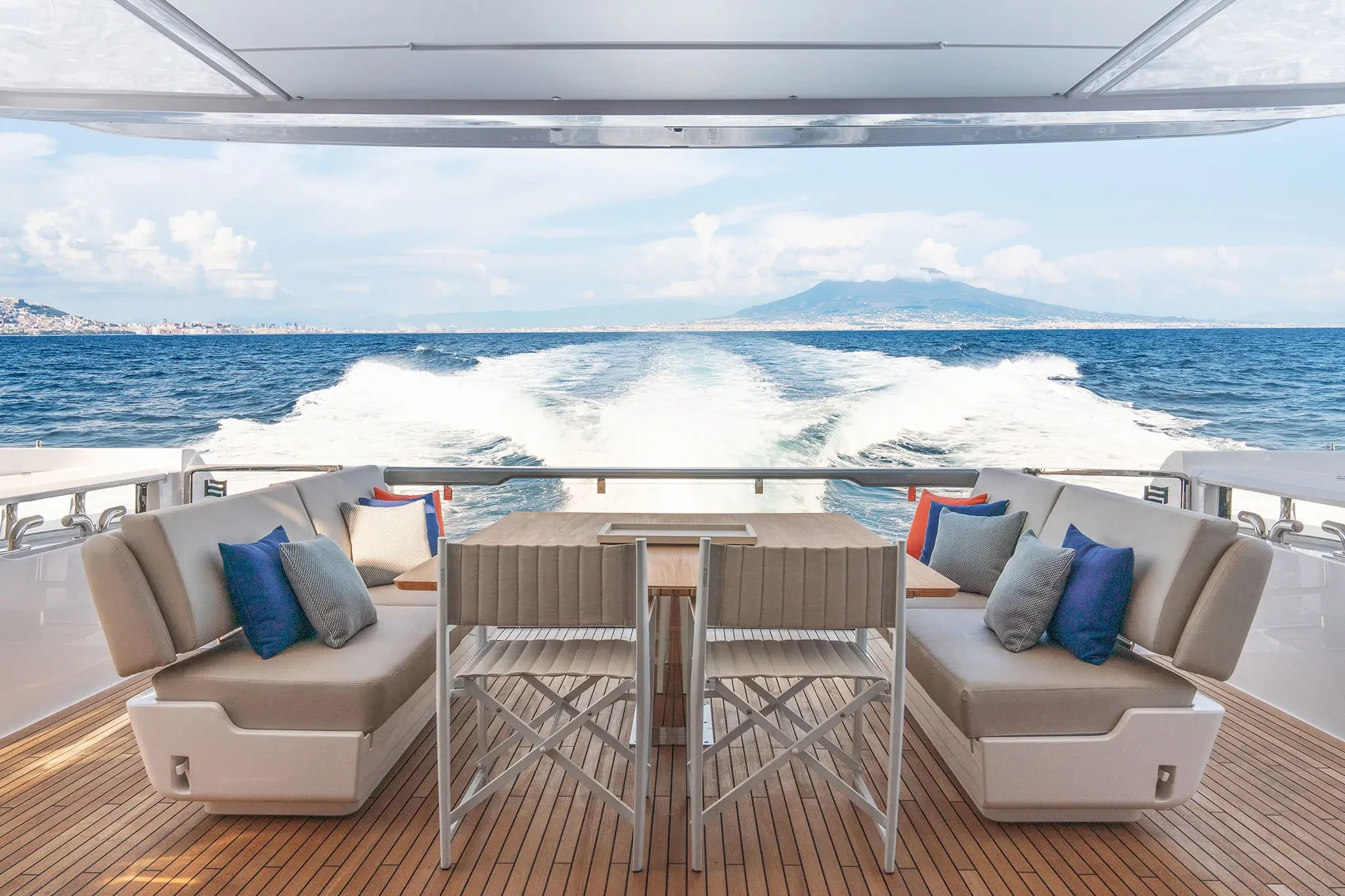 Ferretti 860, achterdek met loungebank en zeezicht