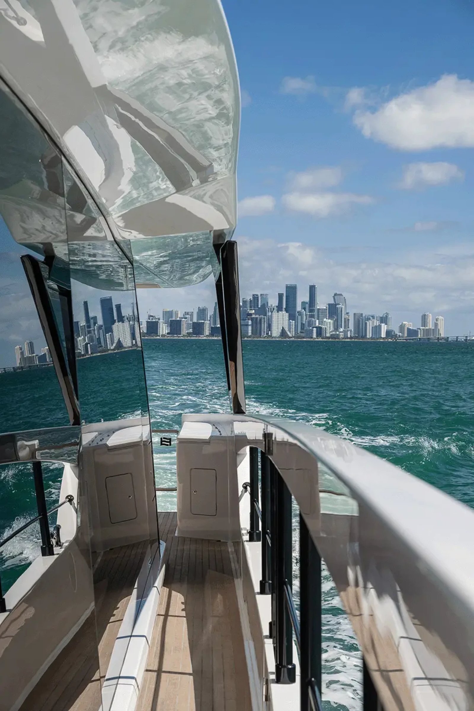 Ferretti 860, achterdek met uitzicht skyline