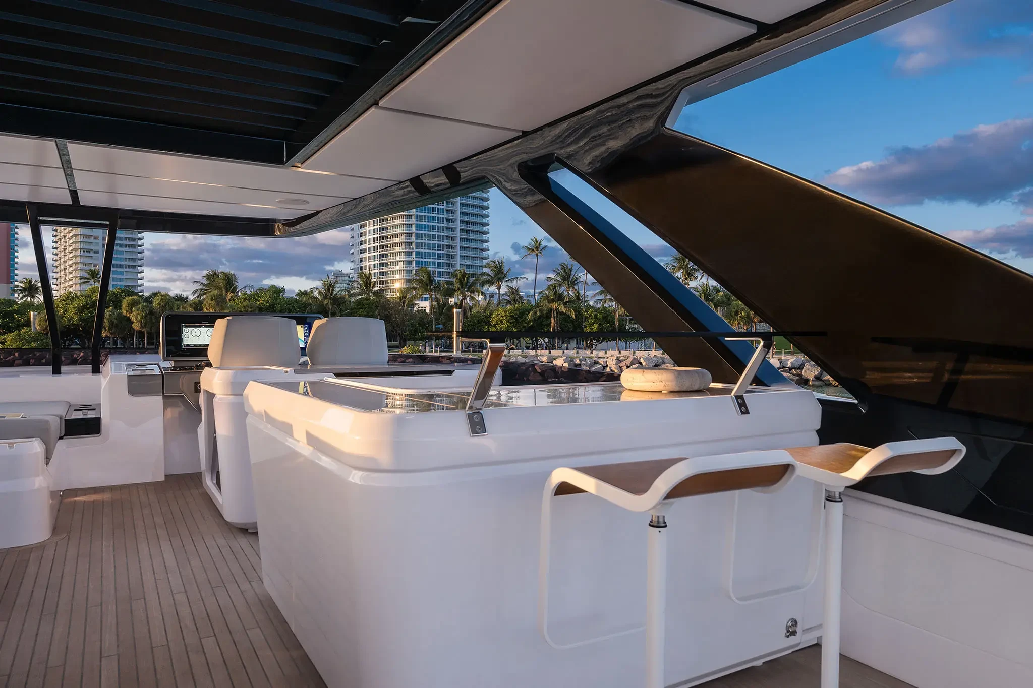 Ferretti 860, boot dek met barkrukken