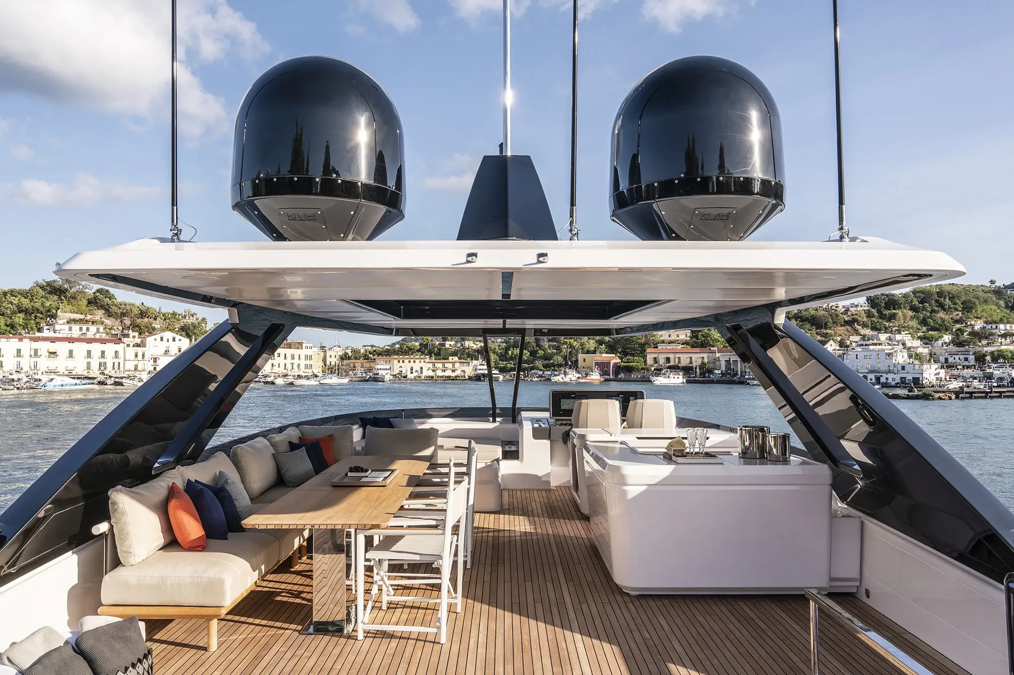 Ferretti 860, flybridge met loungezitjes en satellietschotels