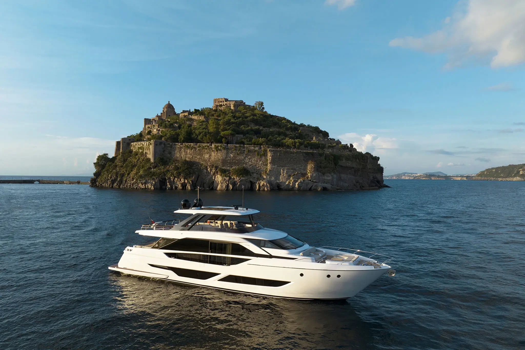 Ferretti 860, jacht varend nabij kasteel eiland