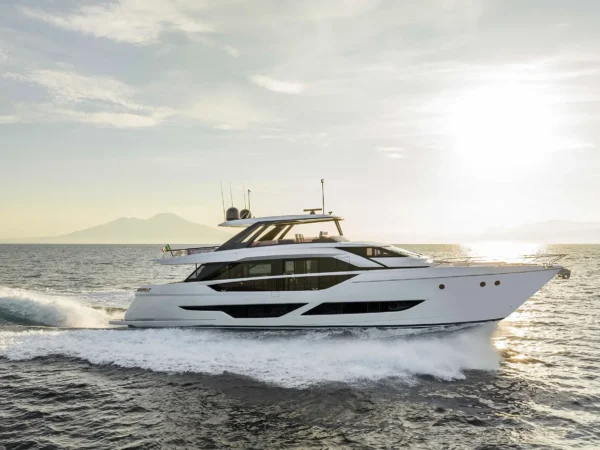 Ferretti 860, jacht varend op zee