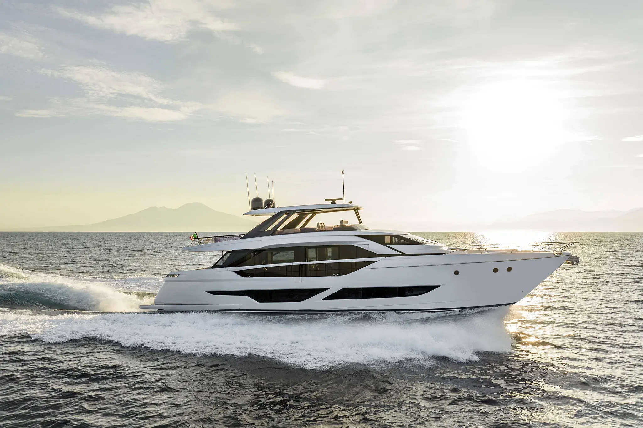 Ferretti 860, jacht varend op zee