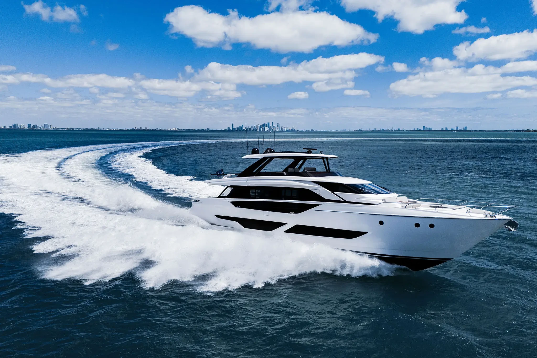 Ferretti 860, jacht varend op zee